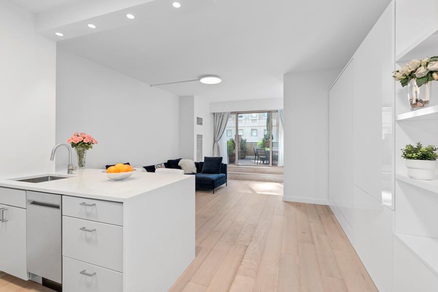 #1 photo, 200 East 69th Street, 曼哈顿 上东城 Lenox Hill , NY 10021