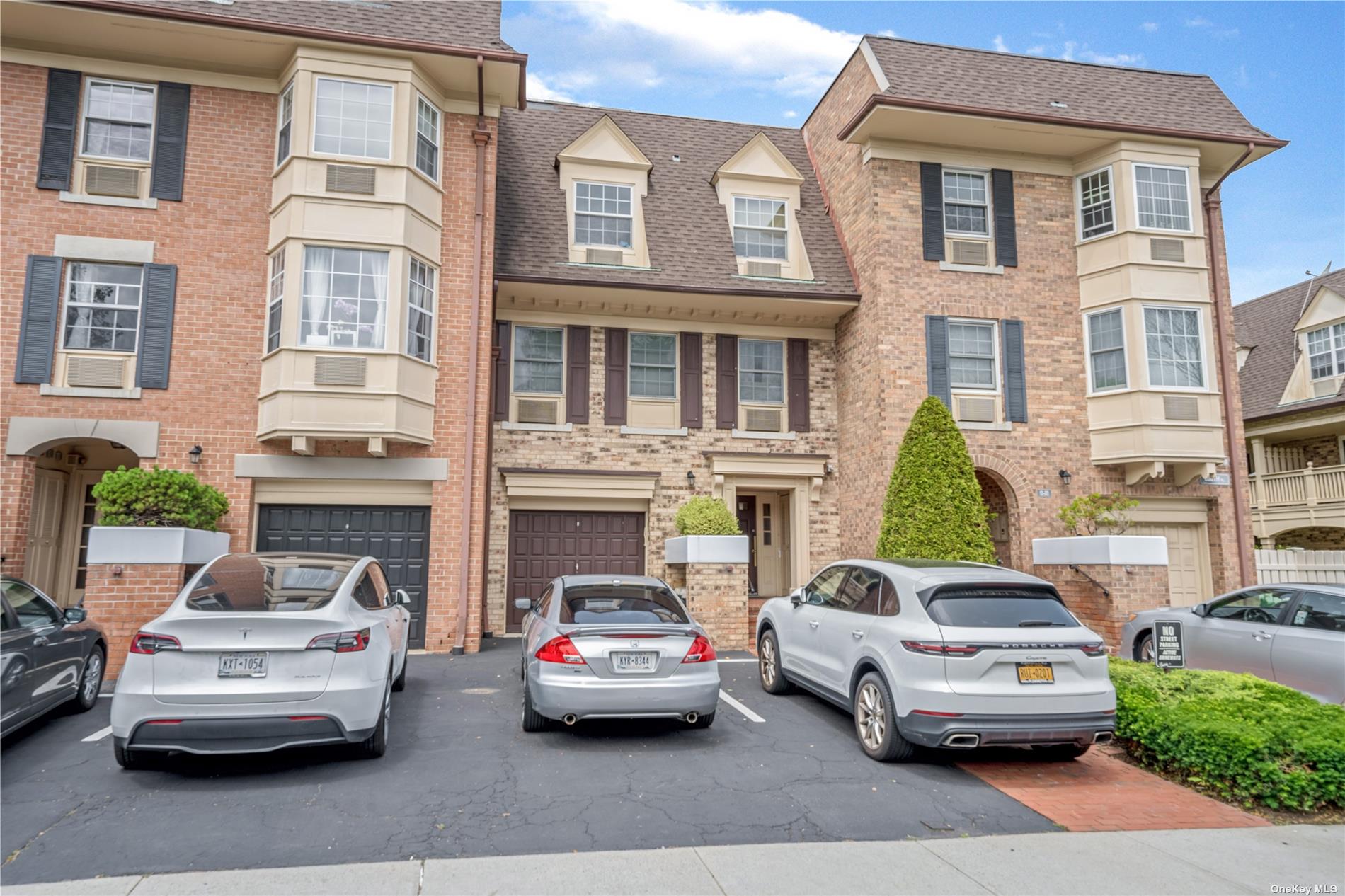 合约中 74万9 CONTRACT 1322 208th Place 1605, 皇后区 贝塞 Bayside , NY 11360