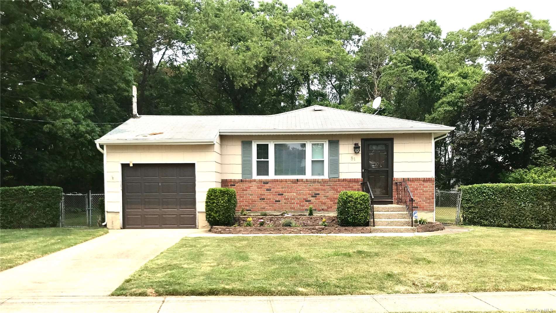 #1 photo, 51 Oakwood Boulevard, 东长岛 海湾 Bay Shore , NY 11706