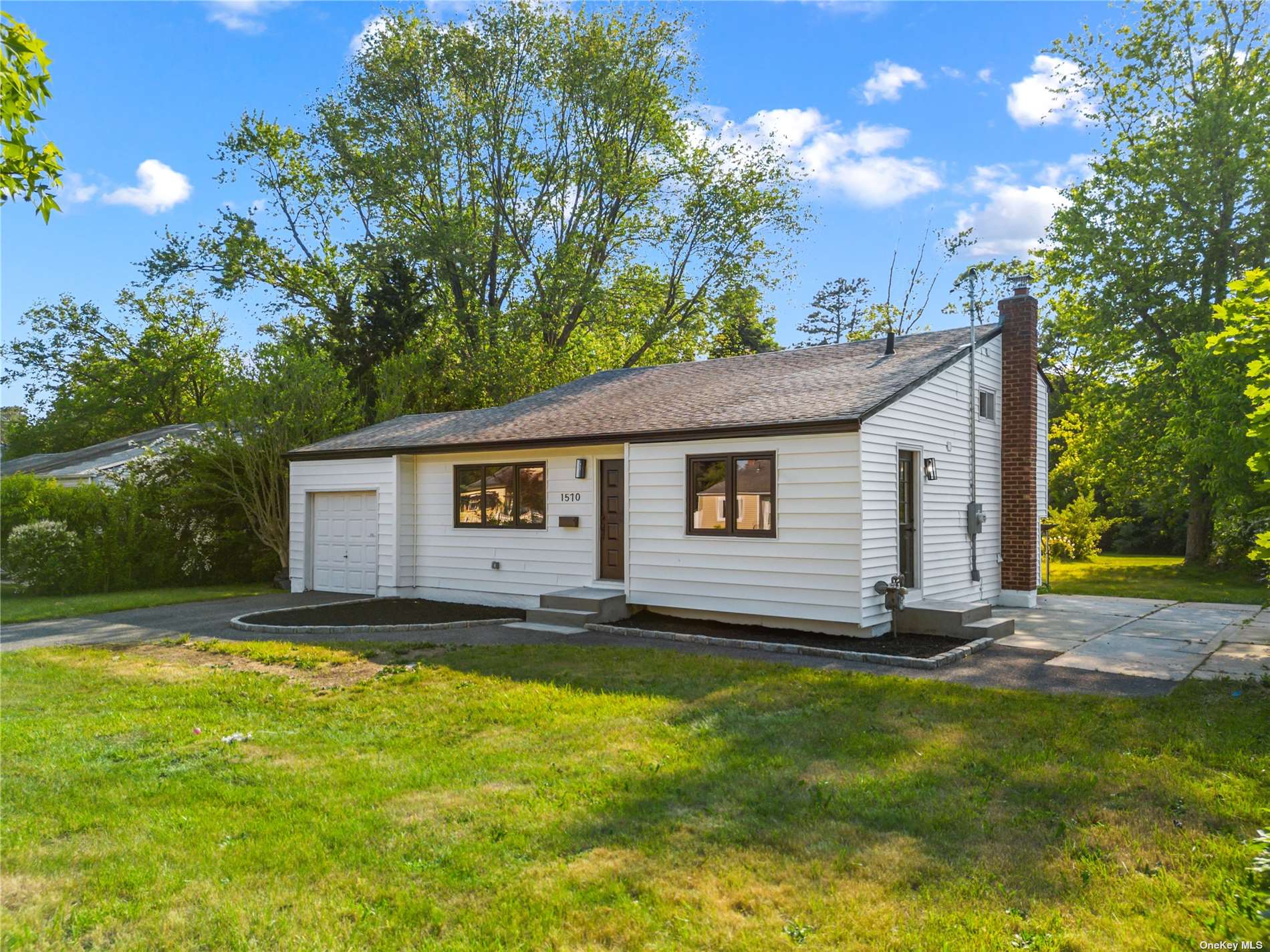 #1 photo, 1570 N Gardiner Drive, 东长岛 海湾 Bay Shore , NY 11706