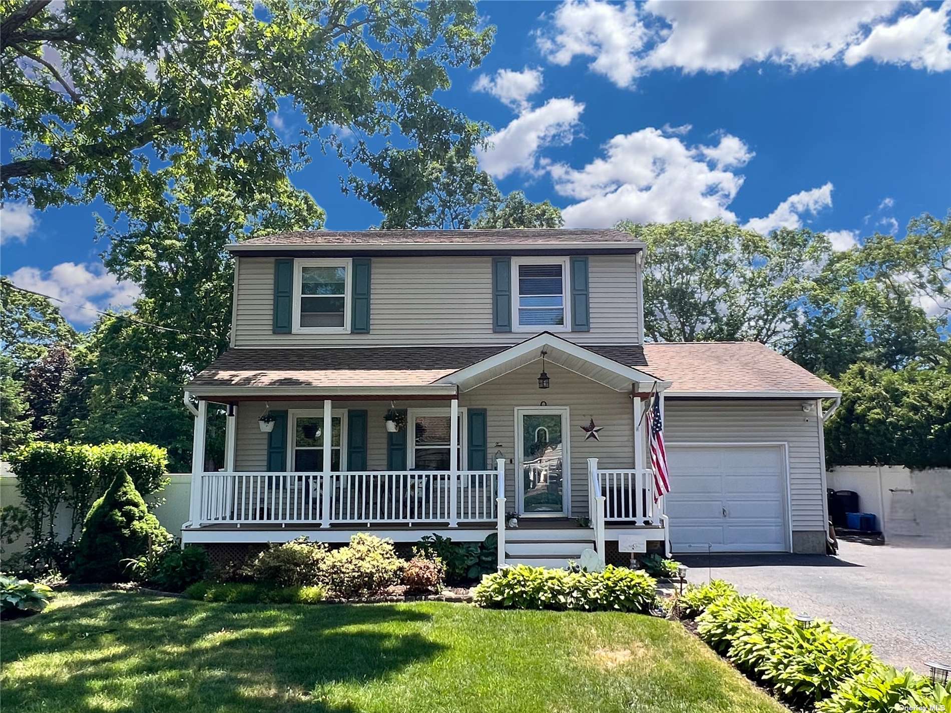 #1 photo, 10 Floradora Drive, 东长岛 Mastic , NY 11950