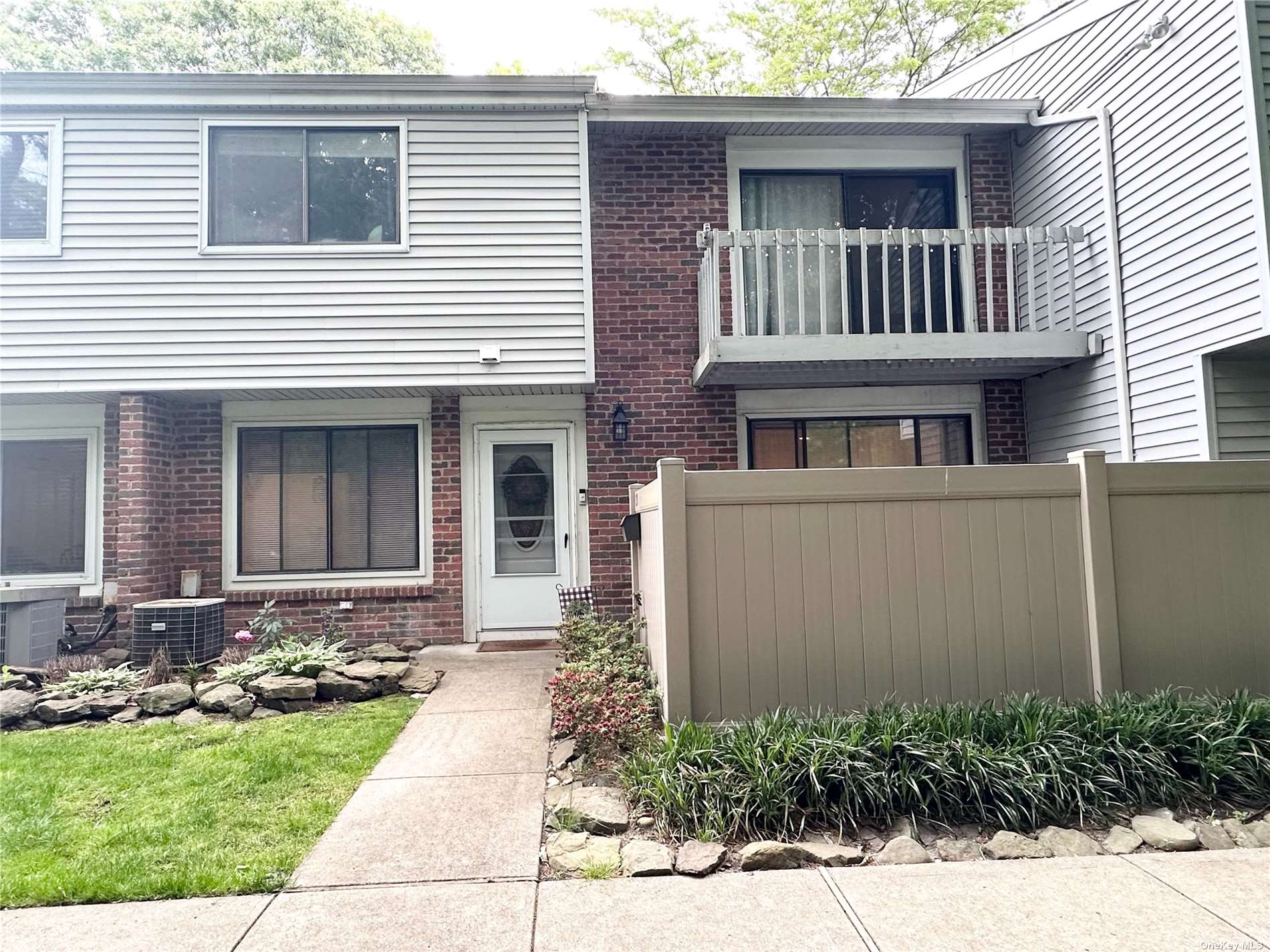 #1 photo, 221 Springmeadow Drive, 东长岛 Holbrook , NY 11741