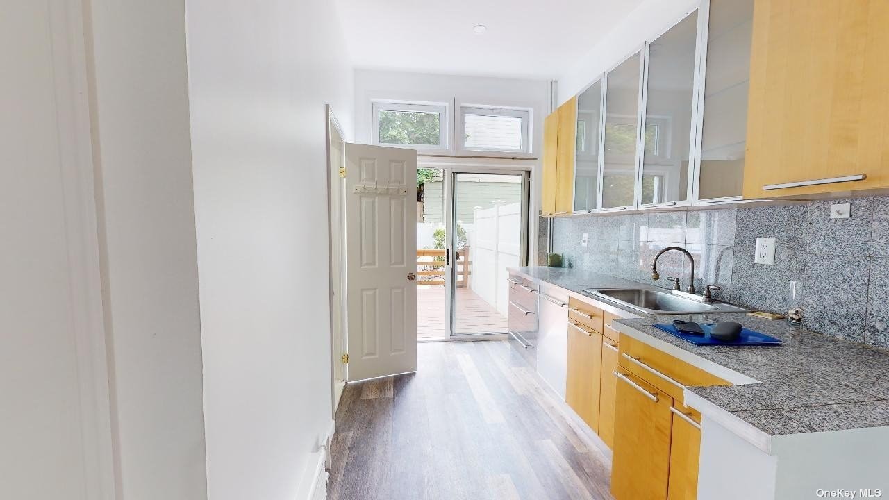 #1 photo, 585 Onderdonk Avenue, 皇后区 瑞吉屋 Ridgewood , NY 11385