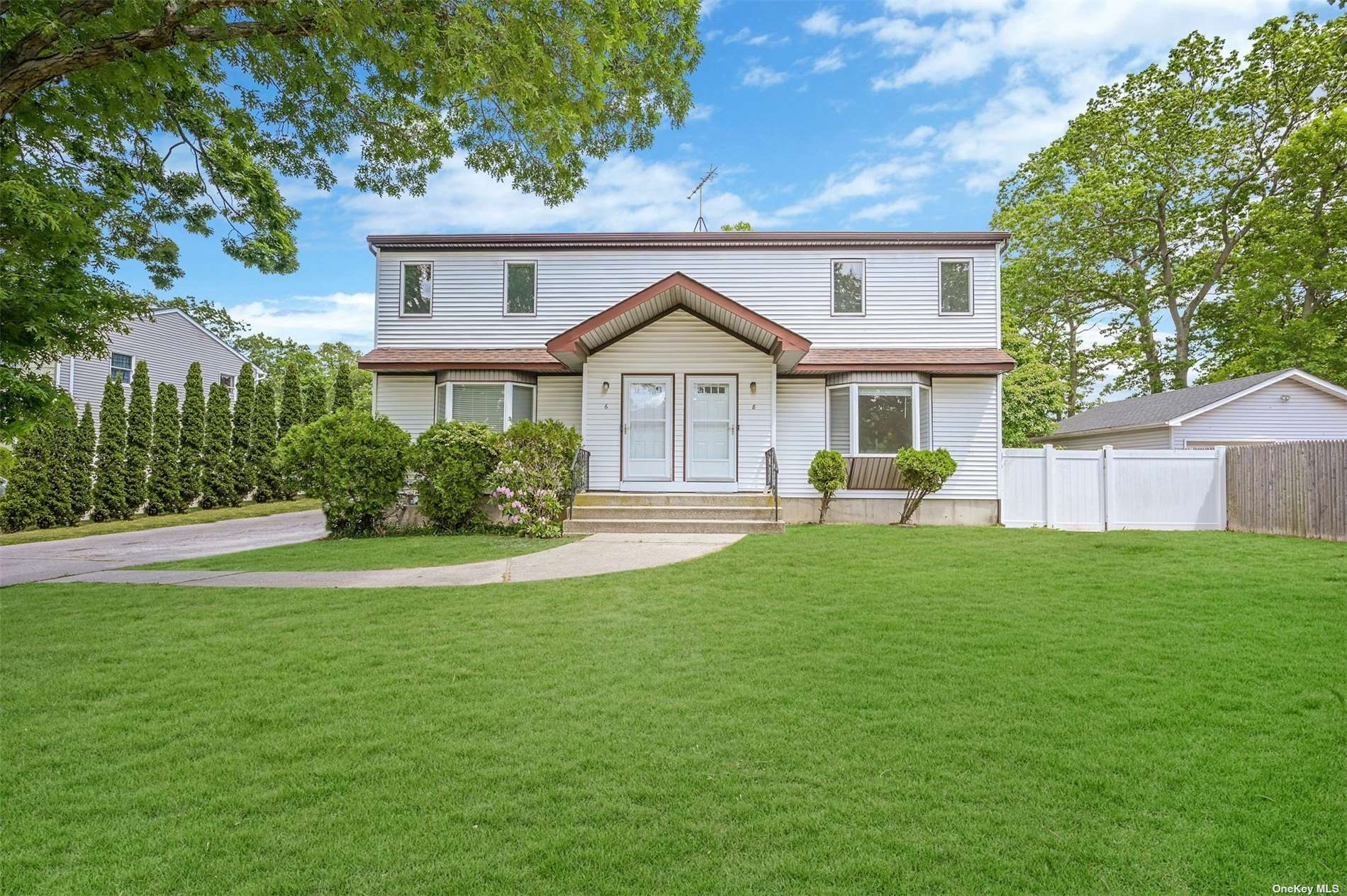 #1 photo, 6-8 Brandt Court, 东长岛 海湾 Bay Shore , NY 11706