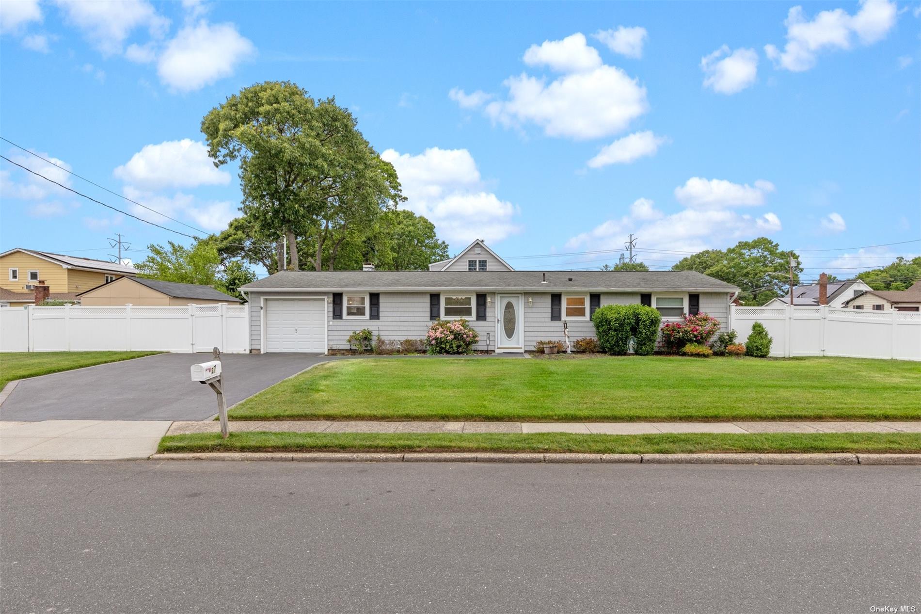 #1 photo, 27 Tarkington Road, 东长岛 Holbrook , NY 11741