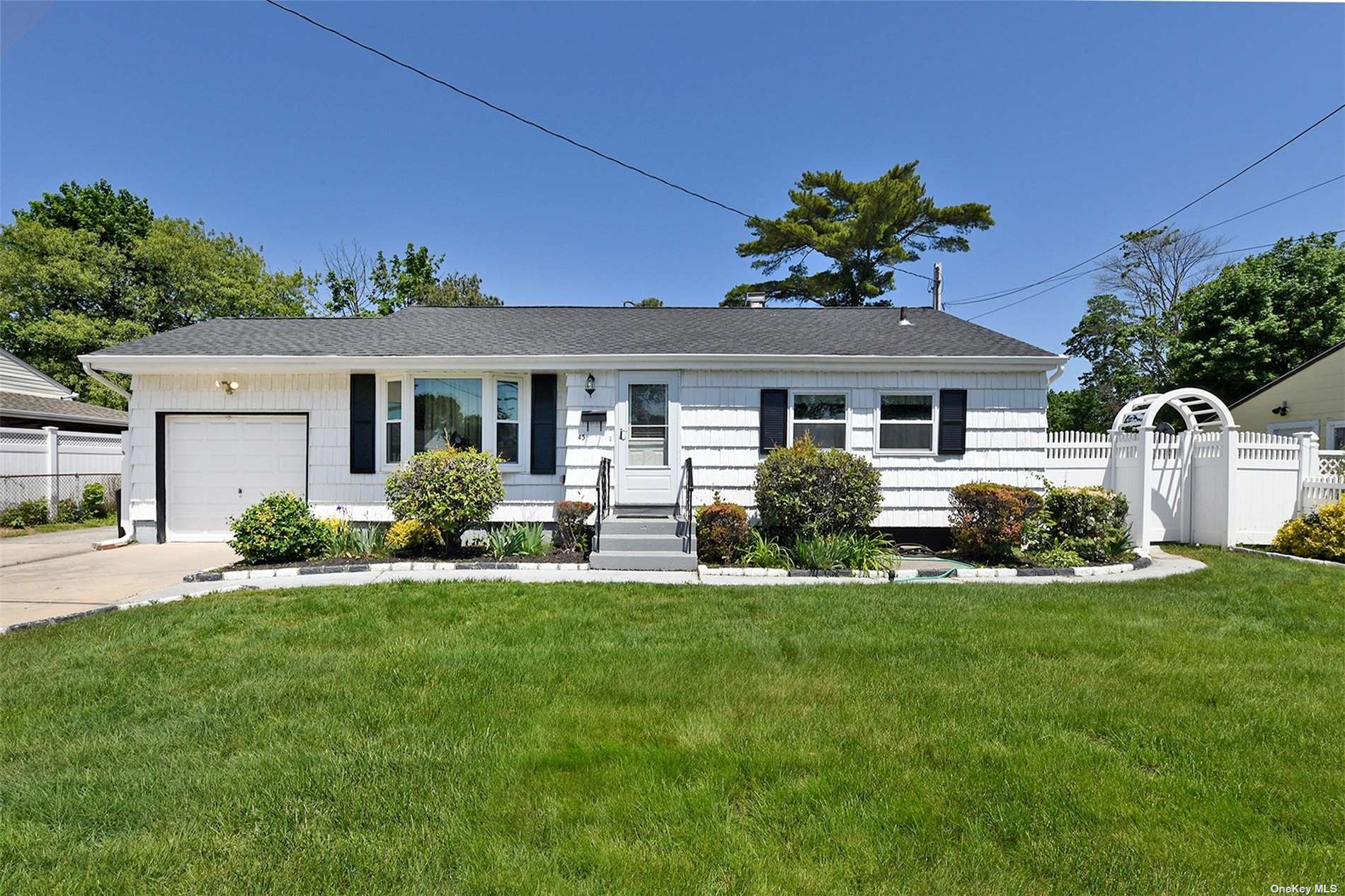 #1 photo, 43 Hewes Street, 东长岛 Brentwood , NY 11717