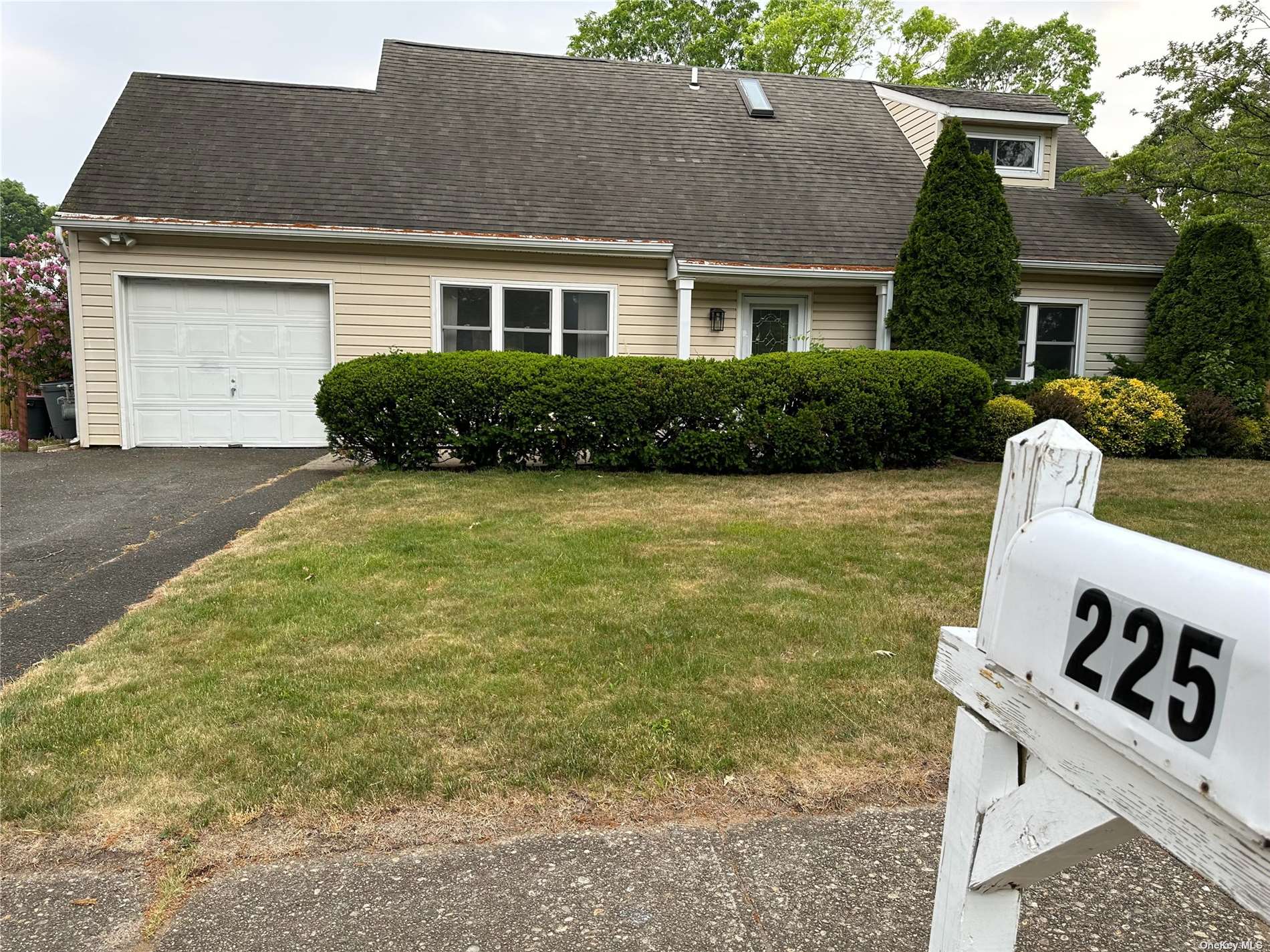 #1 photo, 225 Mark Tree Road, 东长岛 Centereach , NY 11720