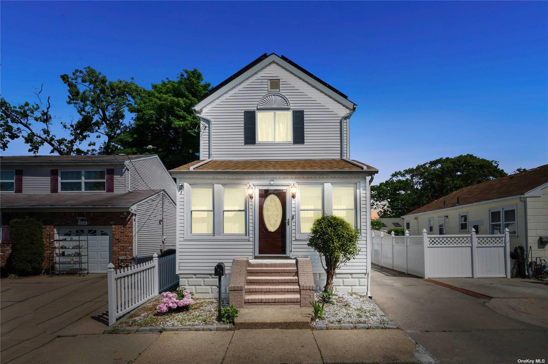 #1 photo, 132 Arthur Avenue, 长岛 花卉园 Floral Park , NY 11001