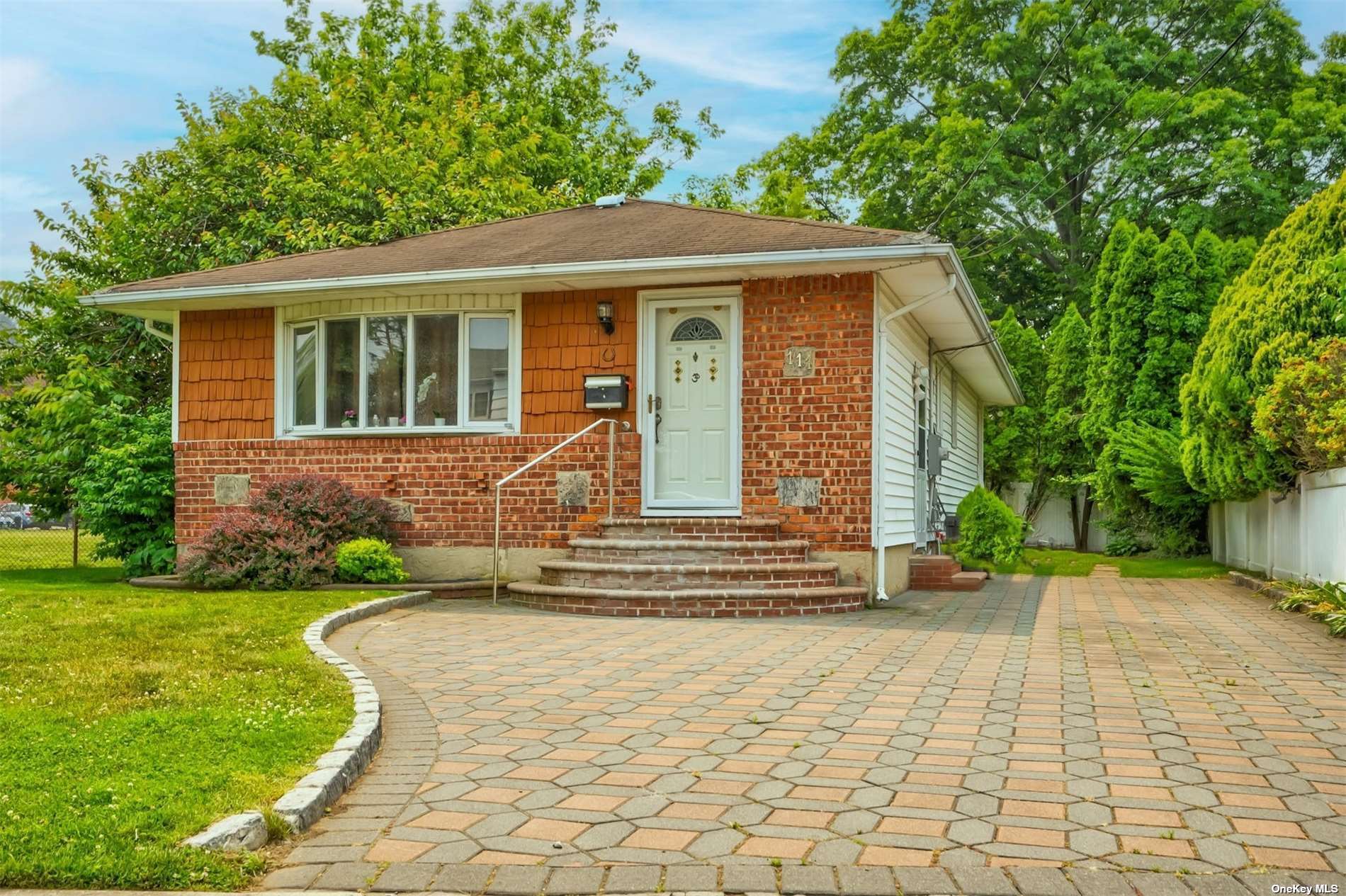 #1 photo, 111 Heitz Place, 长岛 Hicksville , NY 11801