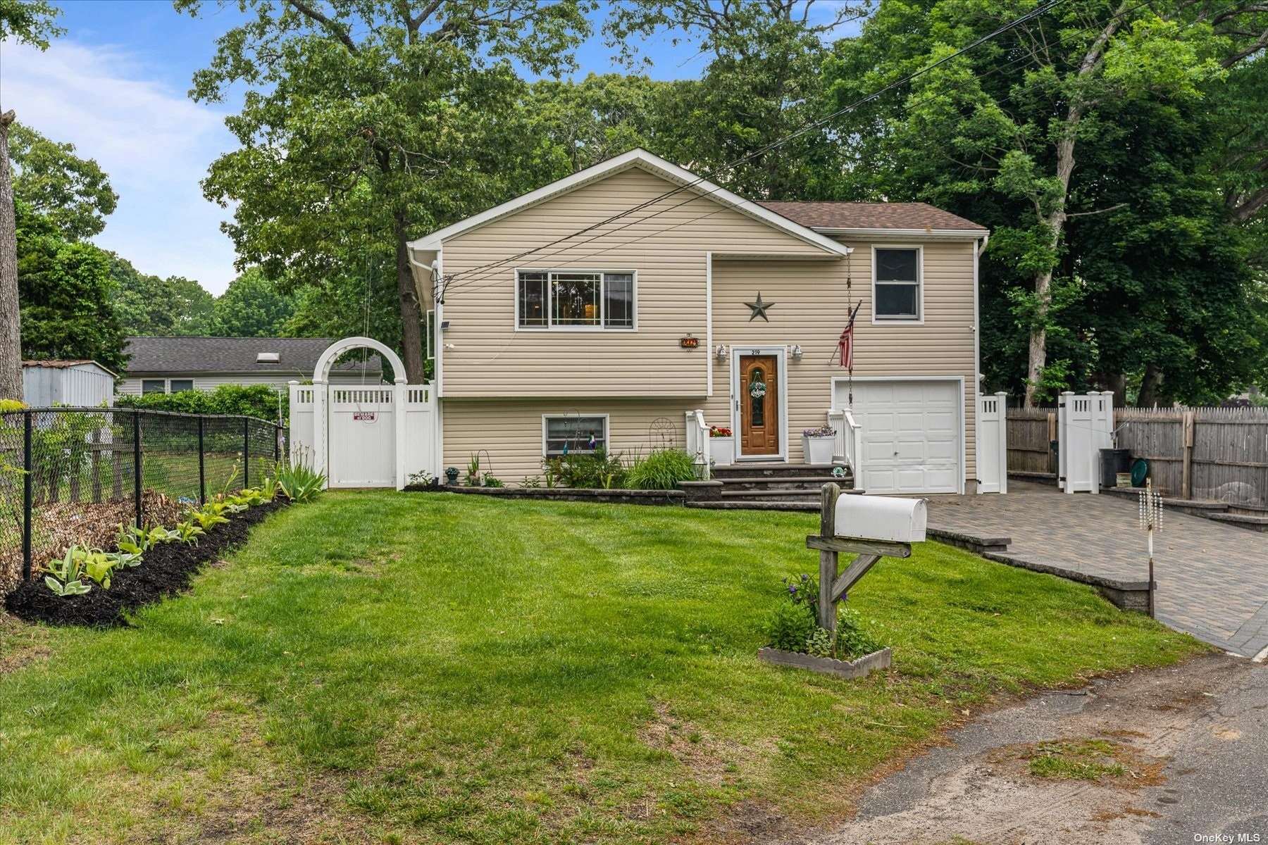 #1 photo, 219 Mooney Pond Road, 东长岛 Selden , NY 11784