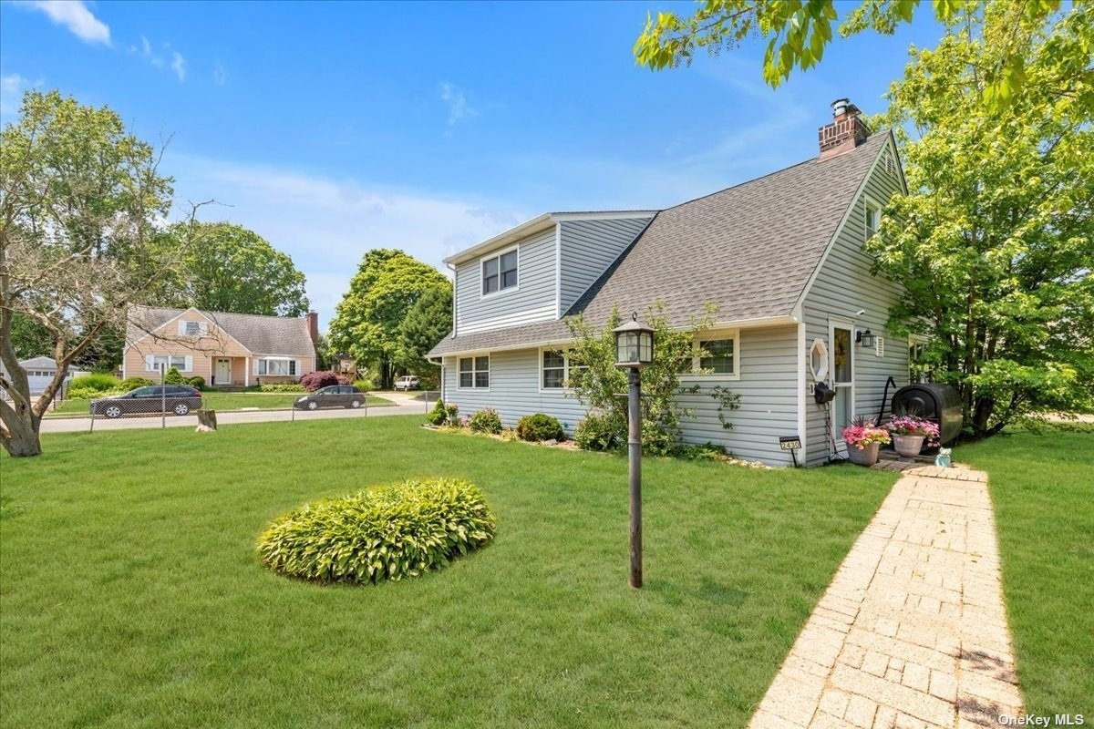 #1 photo, 2430 Cooper Drive, ナッソー郡 East Meadow , NY 11554