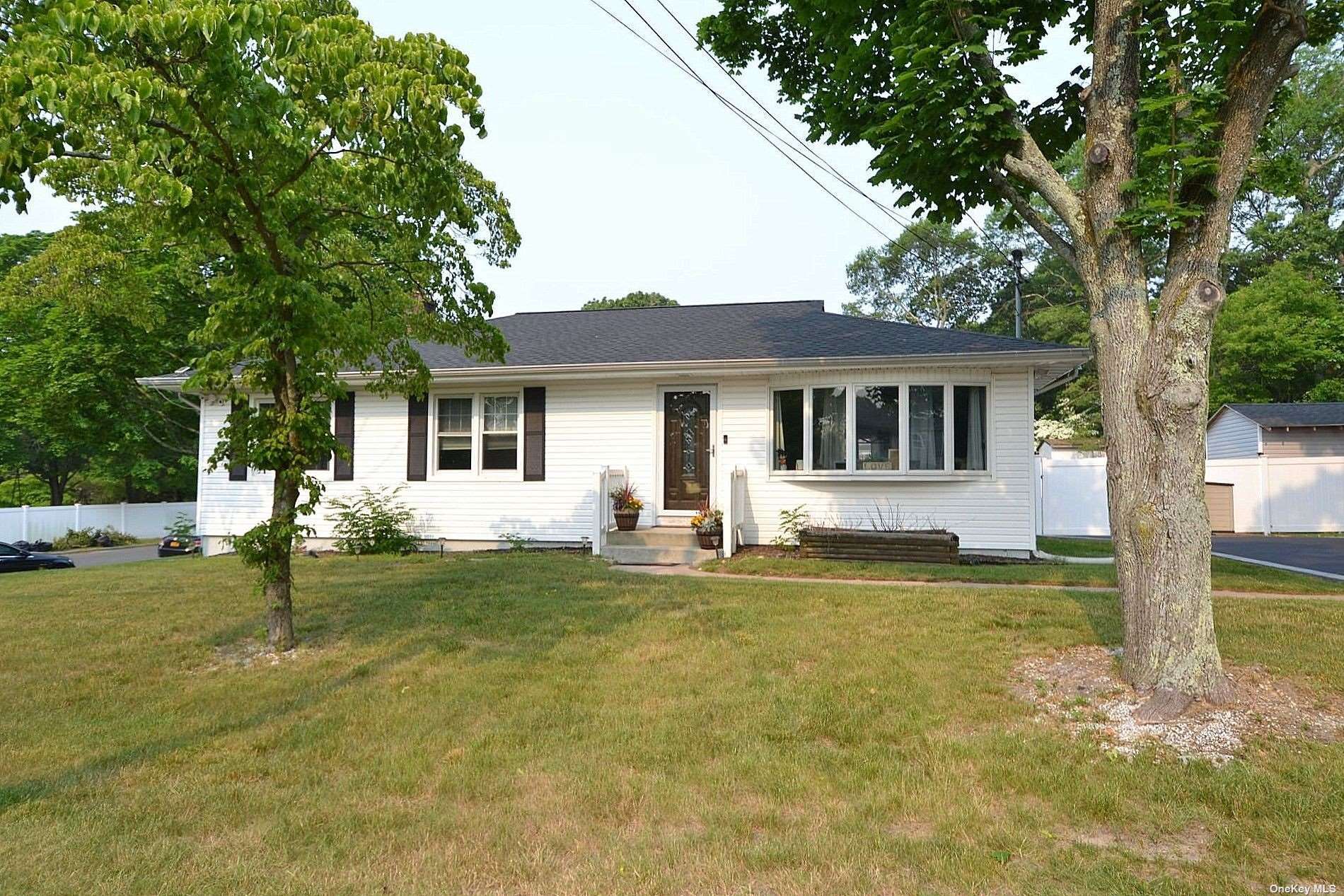 #1 photo, 24 Leeds Boulevard, 东长岛 Farmingville , NY 11738