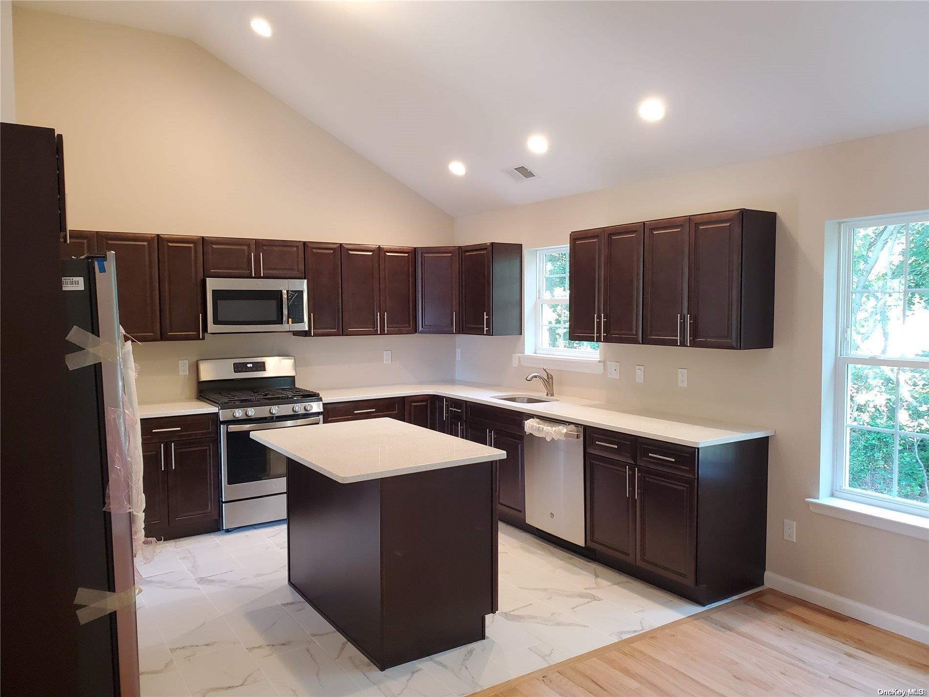 #1 photo, 158 Carleton Avenue, 东长岛 东艾斯利普 East Islip , NY 11730