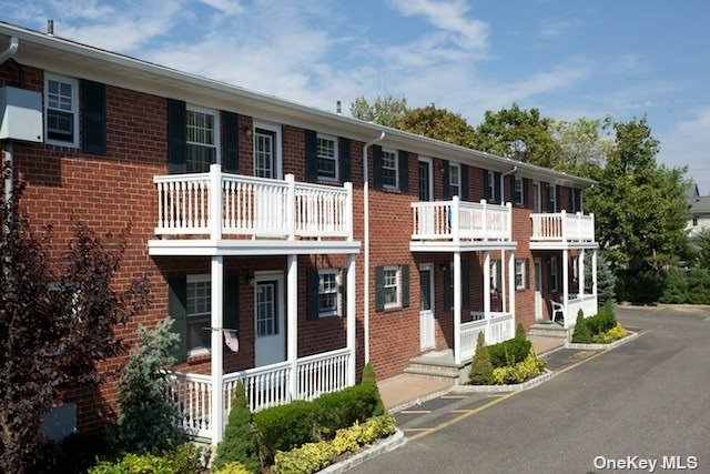 #1 photo, 53 S Clinton Avenue, 东长岛 海湾 Bay Shore , NY 11706