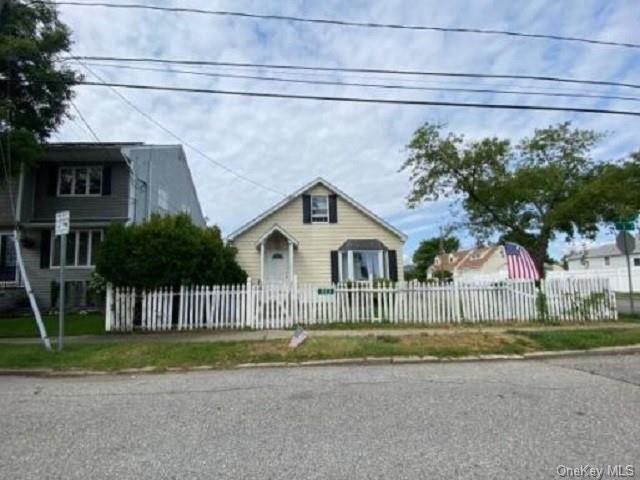 #1 photo, 803 S 5th Street, 东长岛 Lindenhurst , NY 11757
