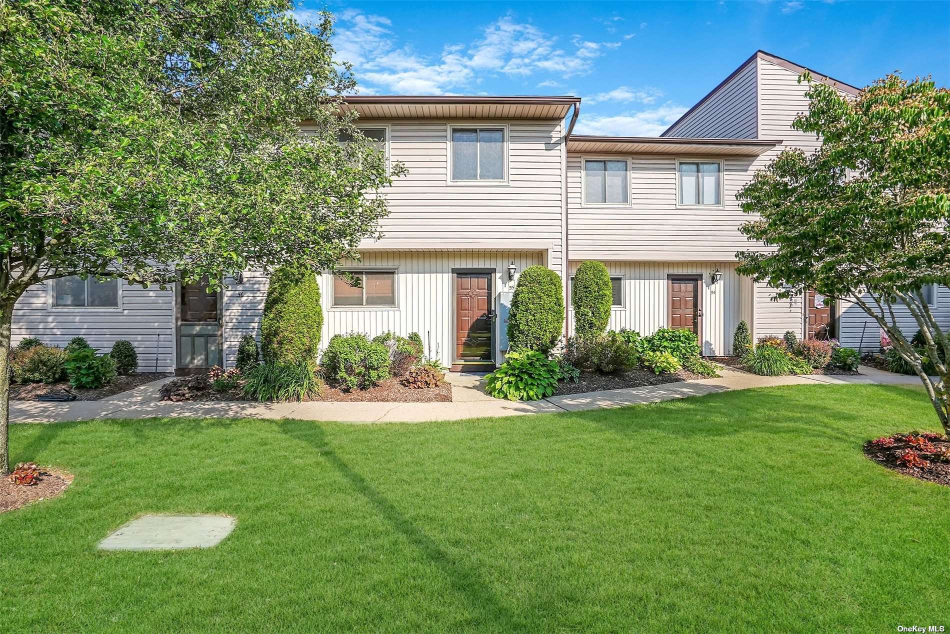 #1 photo, 650 Newbridge Road, 长岛 East Meadow , NY 11554