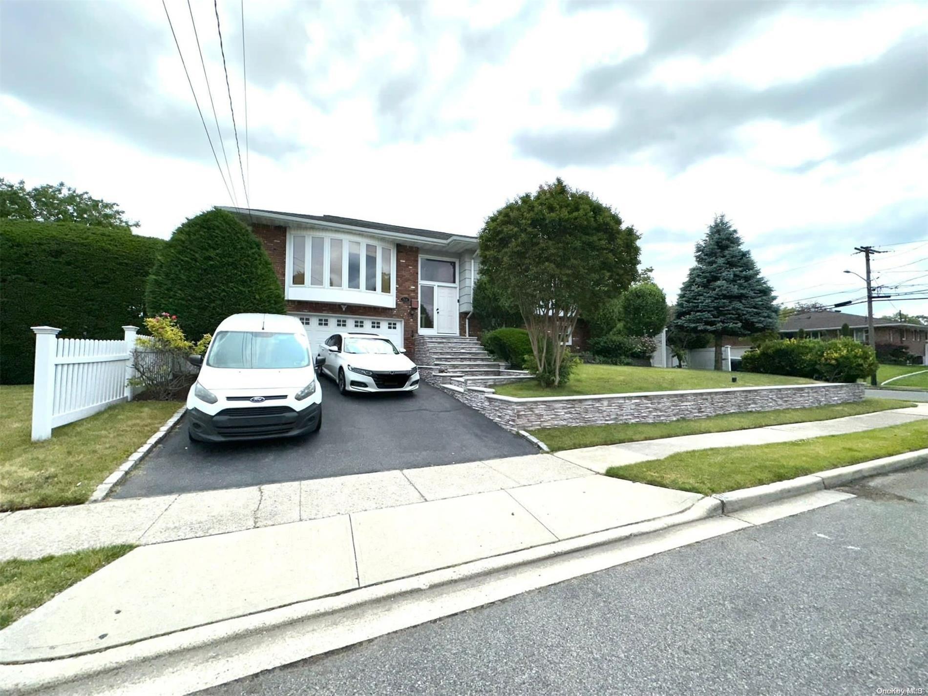 #1 photo, 746 Vivian Ct, 長島 Baldwin , NY 11510
