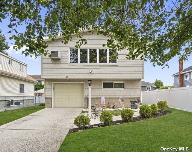 #1 photo, 2695 Kenny Avenue, ناسو Merrick , NY 11566