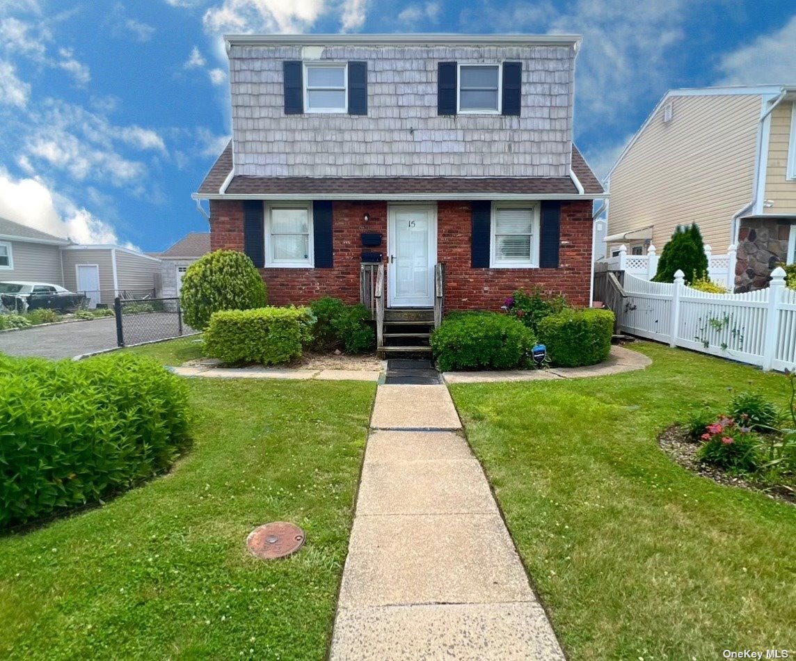 #1 photo, 15 E Hollywood Avenue, Lindenhurst , NY 11757