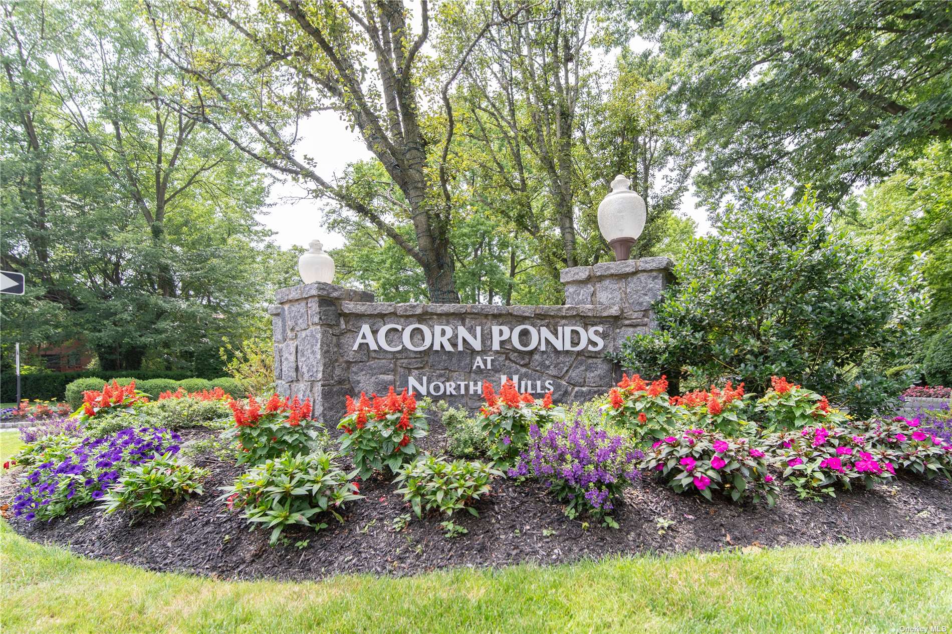 #1 photo, 53 Chestnut Hill, Roslyn , NY 11576