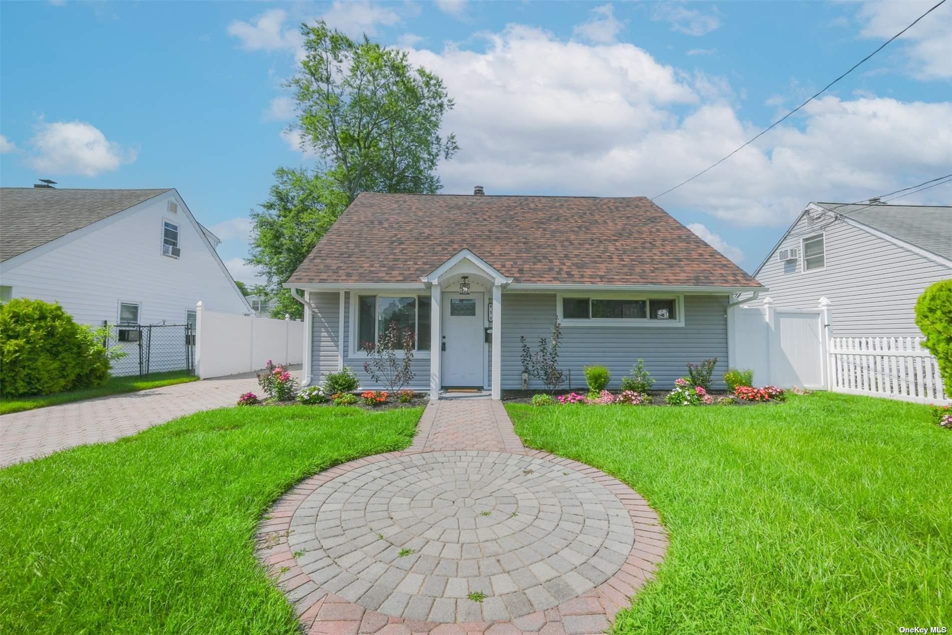 #1 photo, 815 Merillon Avenue, 长岛 西布雷 Westbury , NY 11590