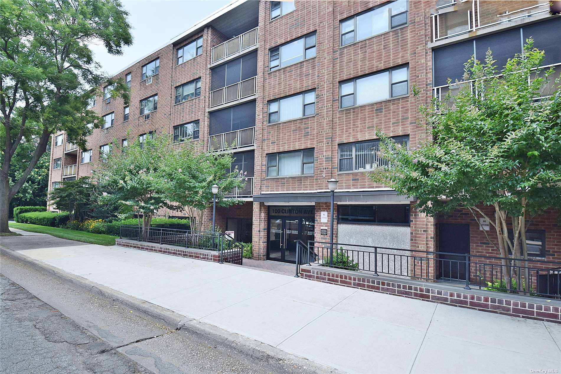 #1 photo, 100 Clinton Avenue, नासाउ काउंटी Mineola , NY 11501