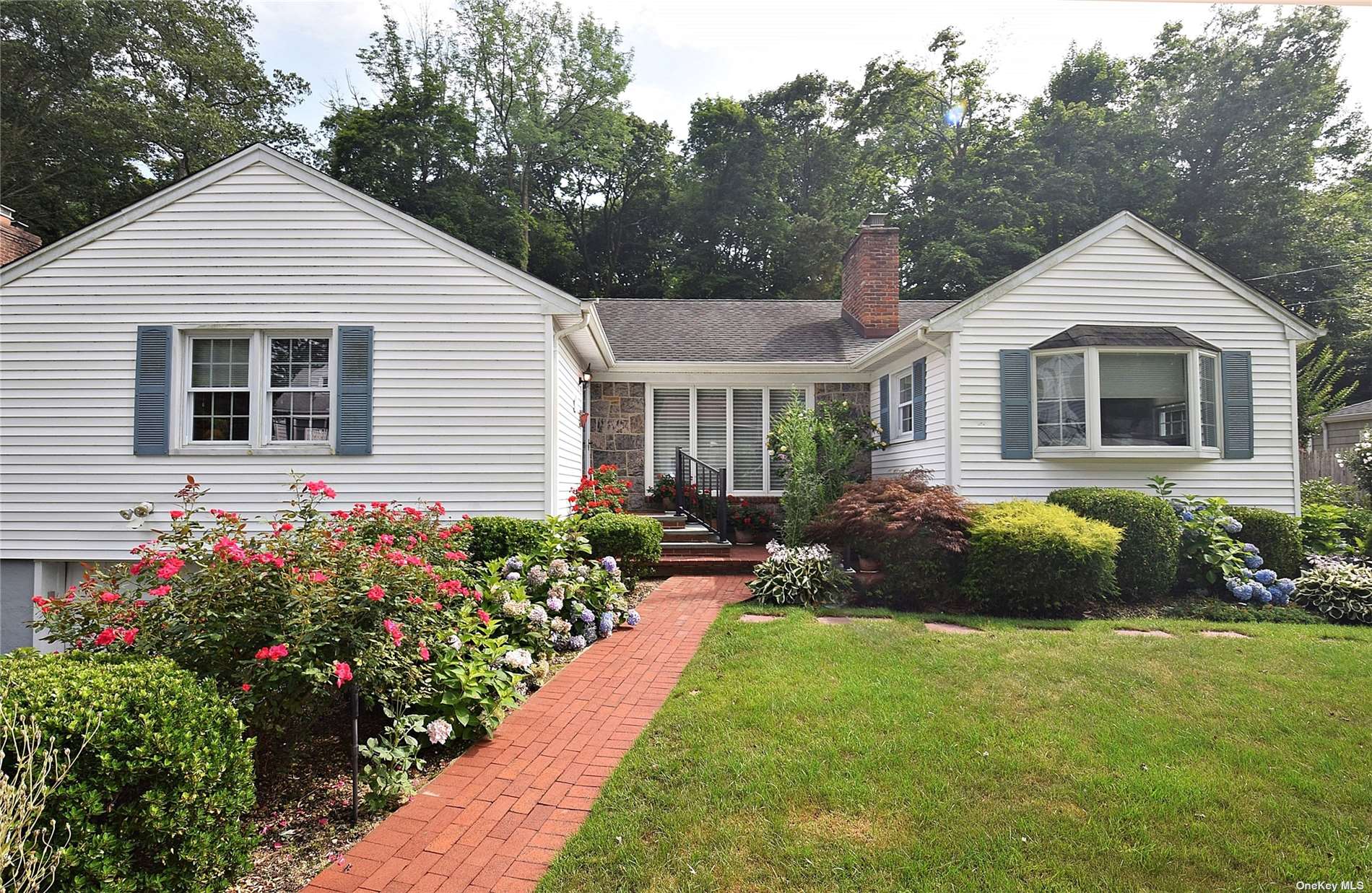 #1 photo, 35 Cliftwood Drive, מחוז סאפוק Huntington , NY 11743