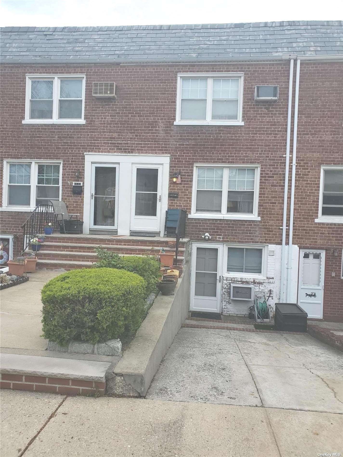 #1 photo, 86-20 256th Street, 皇后区 花卉园 Floral Park , NY 11001