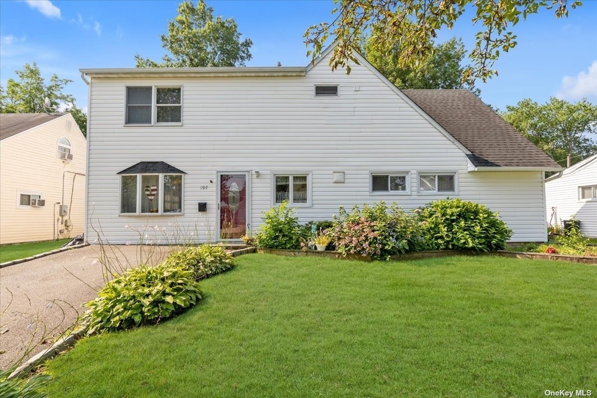 #1 photo, 197 Blacksmith Road, ナッソー郡 Levittown , NY 11756