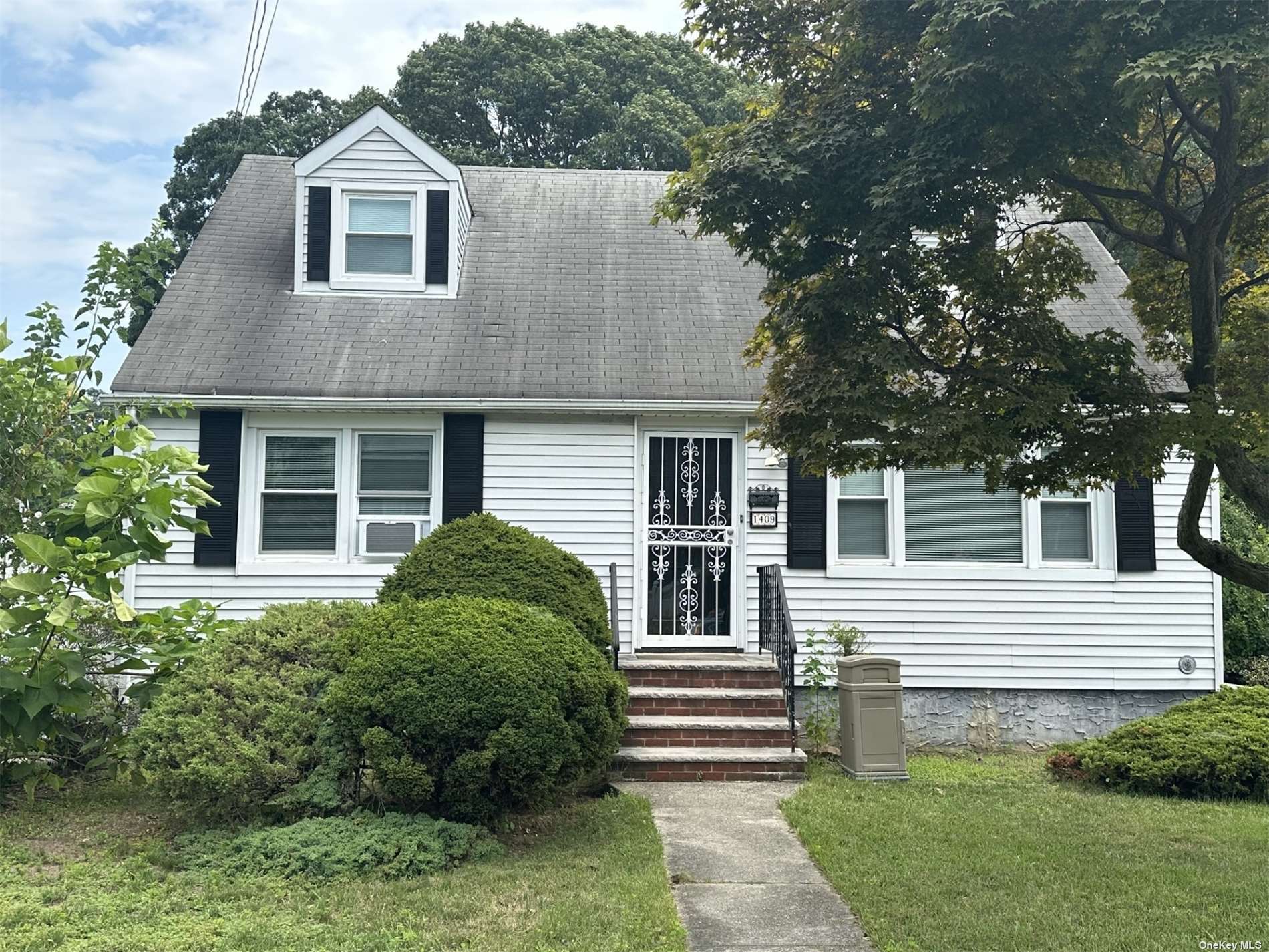 #1 photo, 1409 Rhode Avenue, ナッソー郡 Merrick , NY 11566