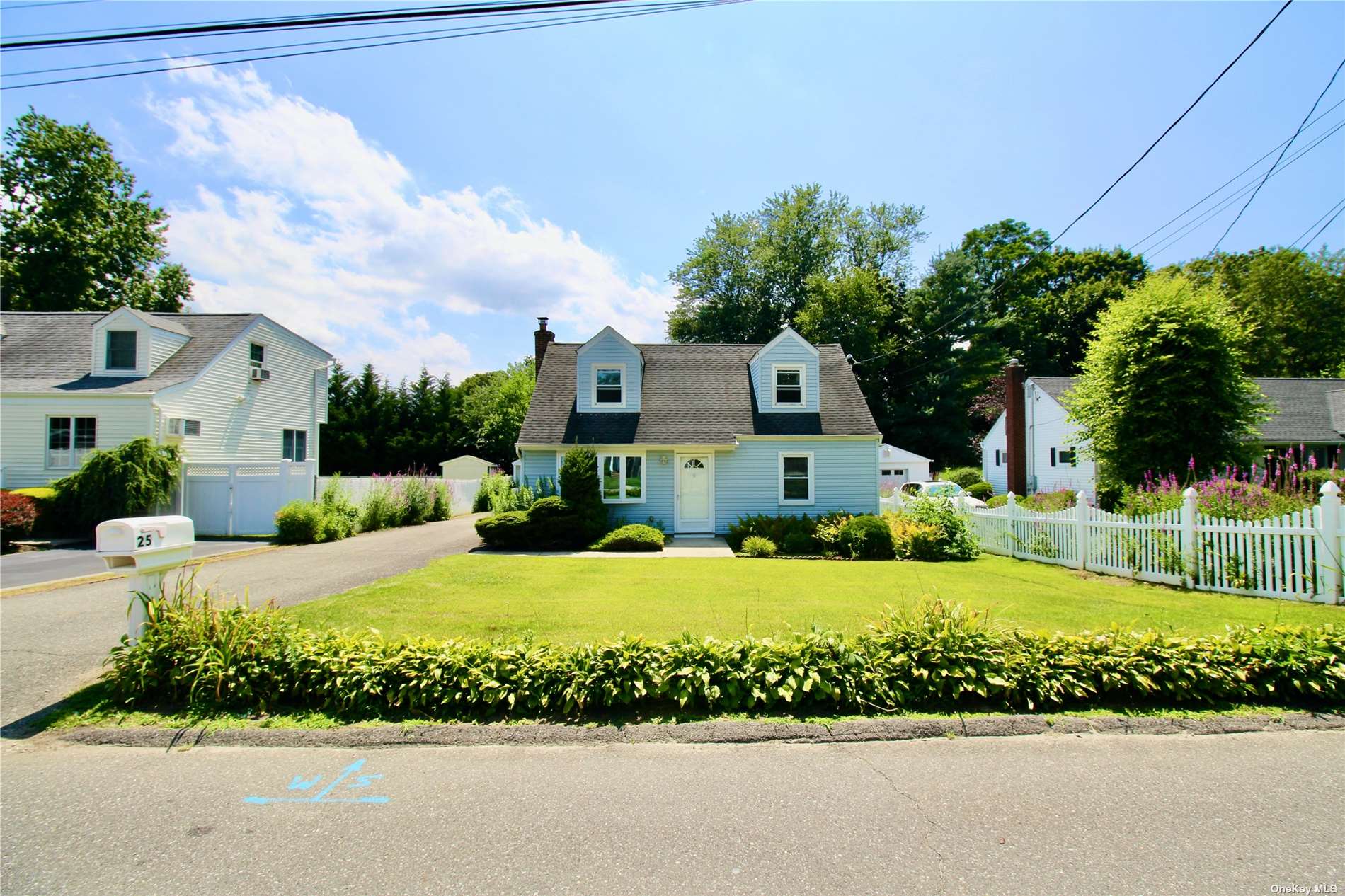 #1 photo, 25 Barkers Lane, Huntington Station , NY 11746