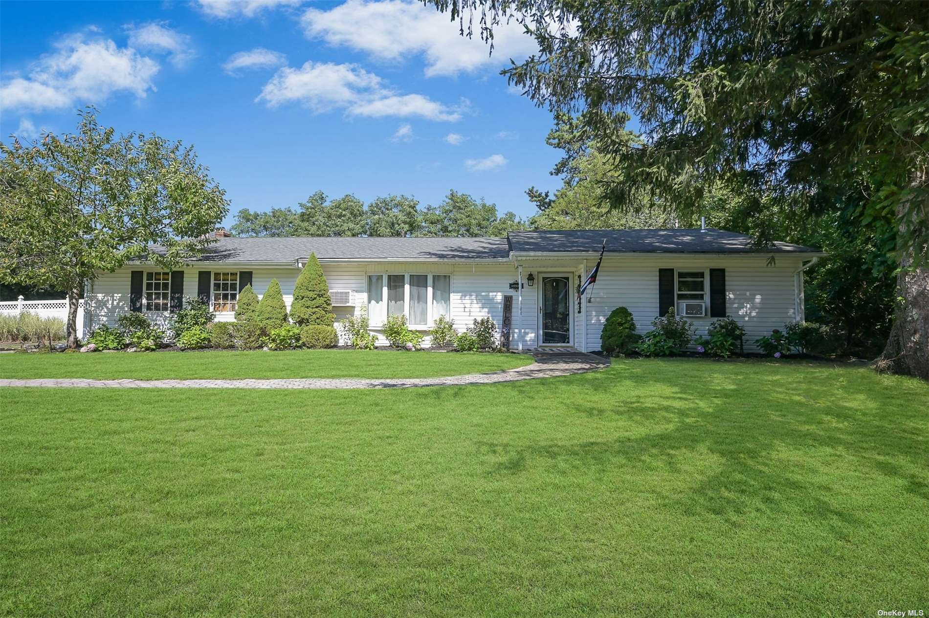 #1 photo, 33 Henearly Drive, サフォーク郡 Miller Place , NY 11764