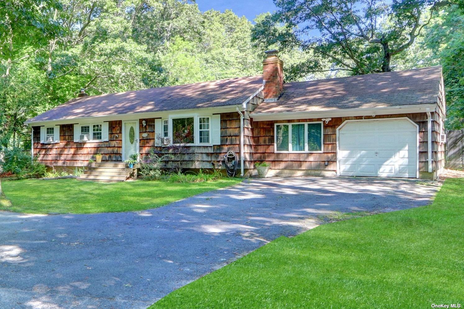 #1 photo, 15 Pond Lane, サフォーク郡 Ridge , NY 11961