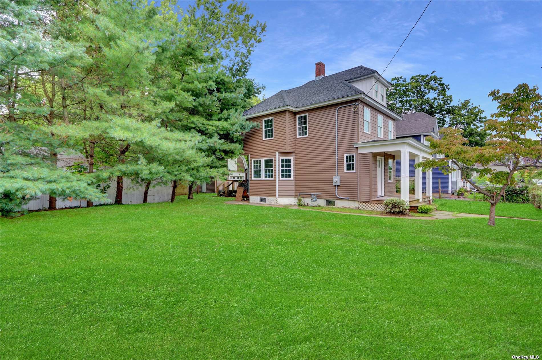 569,900 CONTRACT 10 Cedar Avenue, Patchogue , NY 11772 MLS