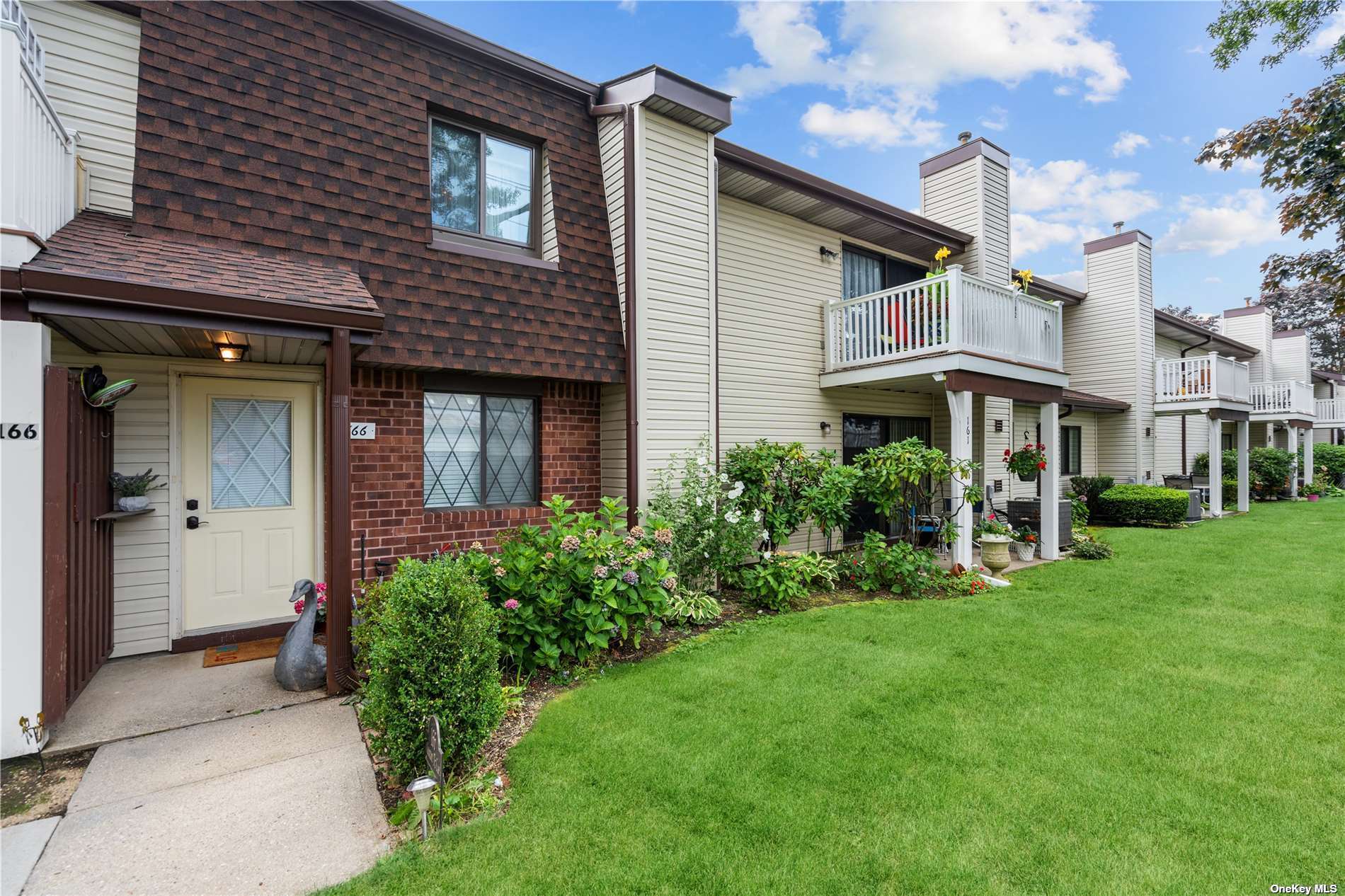 #1 photo, 166 Cambridge Drive, 东长岛 Copiague , NY 11726