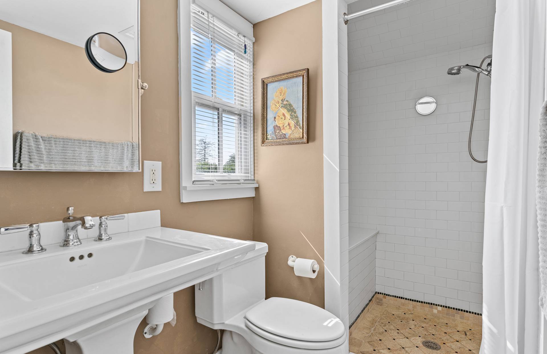 #17 photo, 28 Bowden Square, サフォーク郡 Southampton , NY 11968