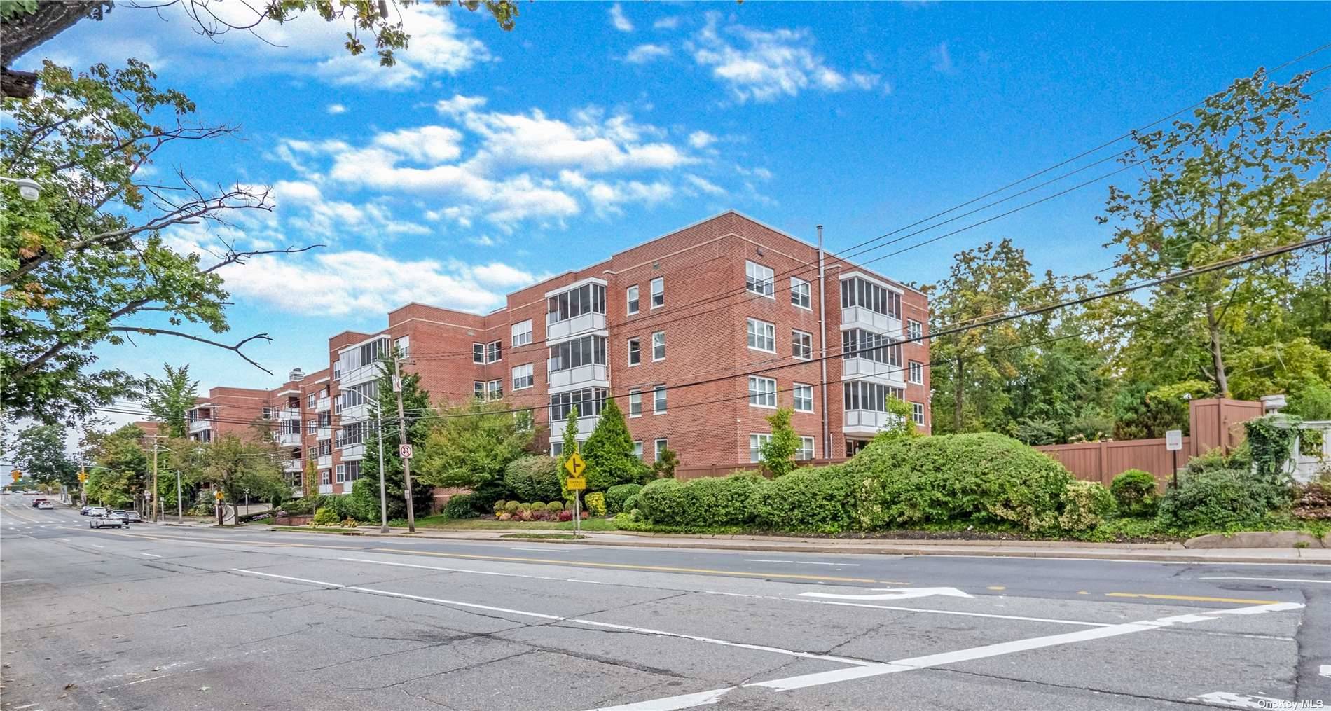 계약중 29만9천 CONTRACT 1 Kensington Gate 208, 롱 아일랜드 그레이트넥 Great Neck , NY 11021 MLS 3500132