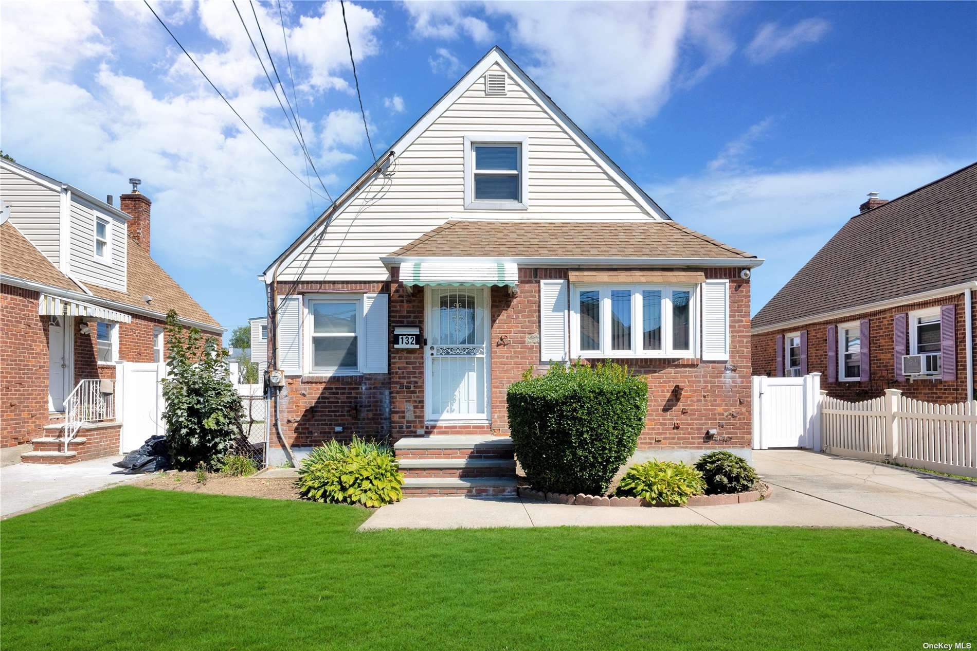 #1 photo, 132 Florence Avenue, 长岛 Hempstead , NY 11550