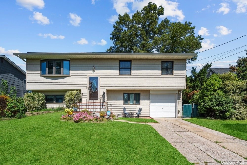 #1 photo, 9 Tarkington Road, Holbrook , NY 11741