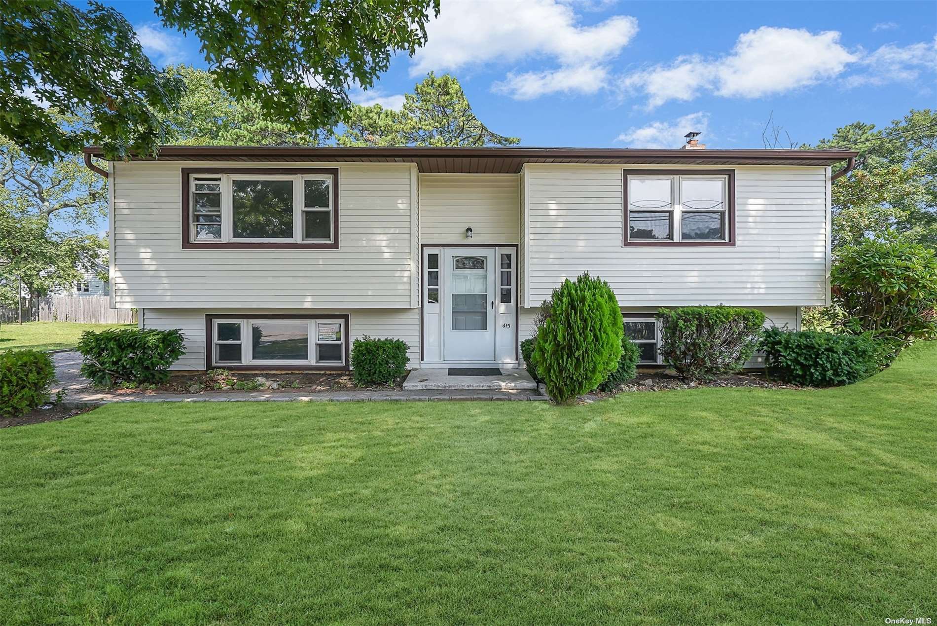 #1 photo, 415 44th Street, سوفولك Copiague , NY 11726