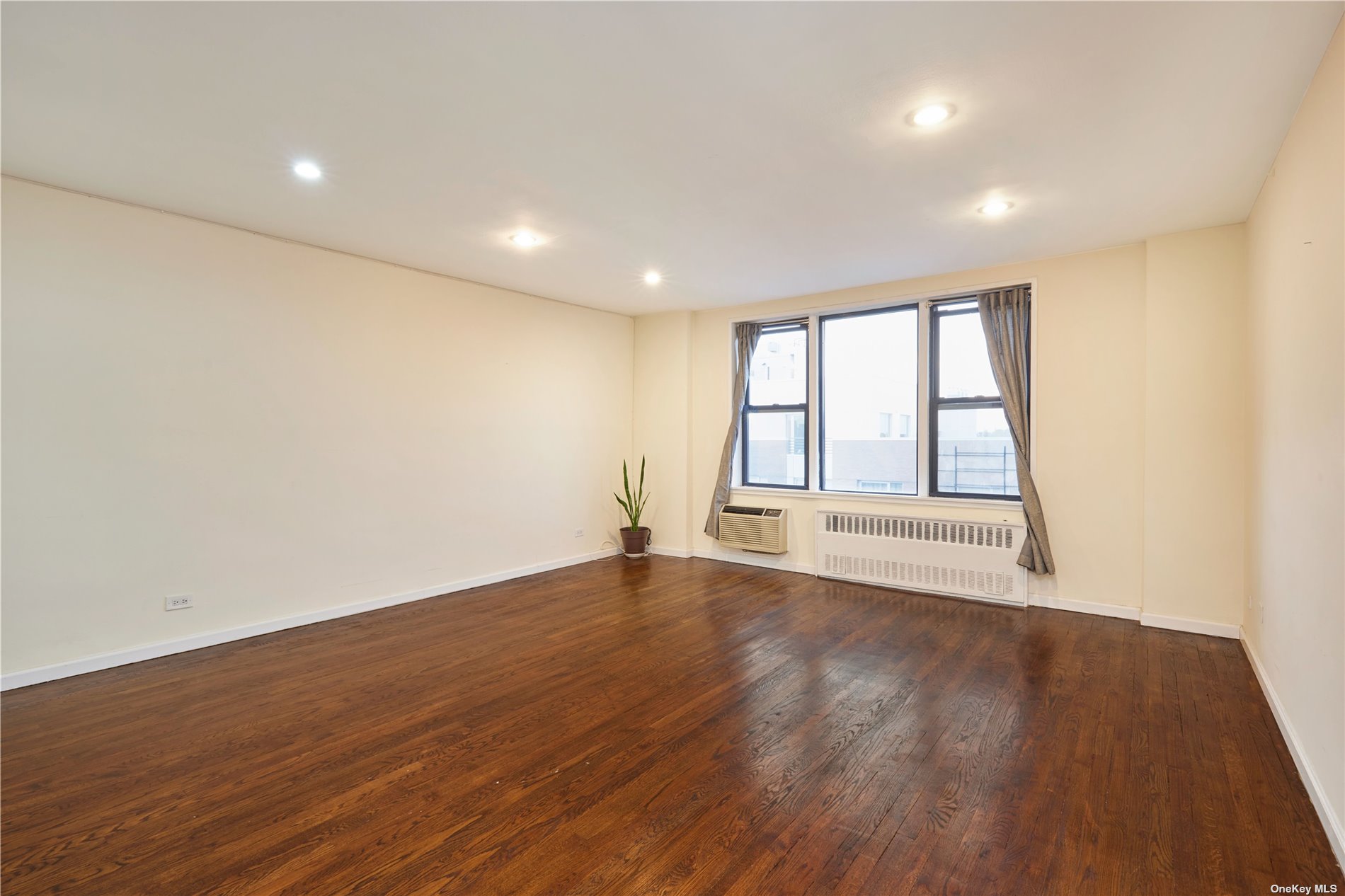 #1 photo, 6550 Wetherole St, קווינס Rego Park , NY 11374