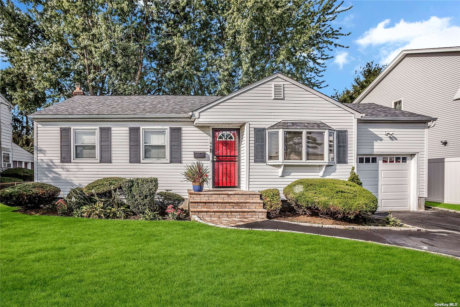 #1 photo, 48 Knickerbocker Road, नासाउ काउंटी Plainview , NY 11803