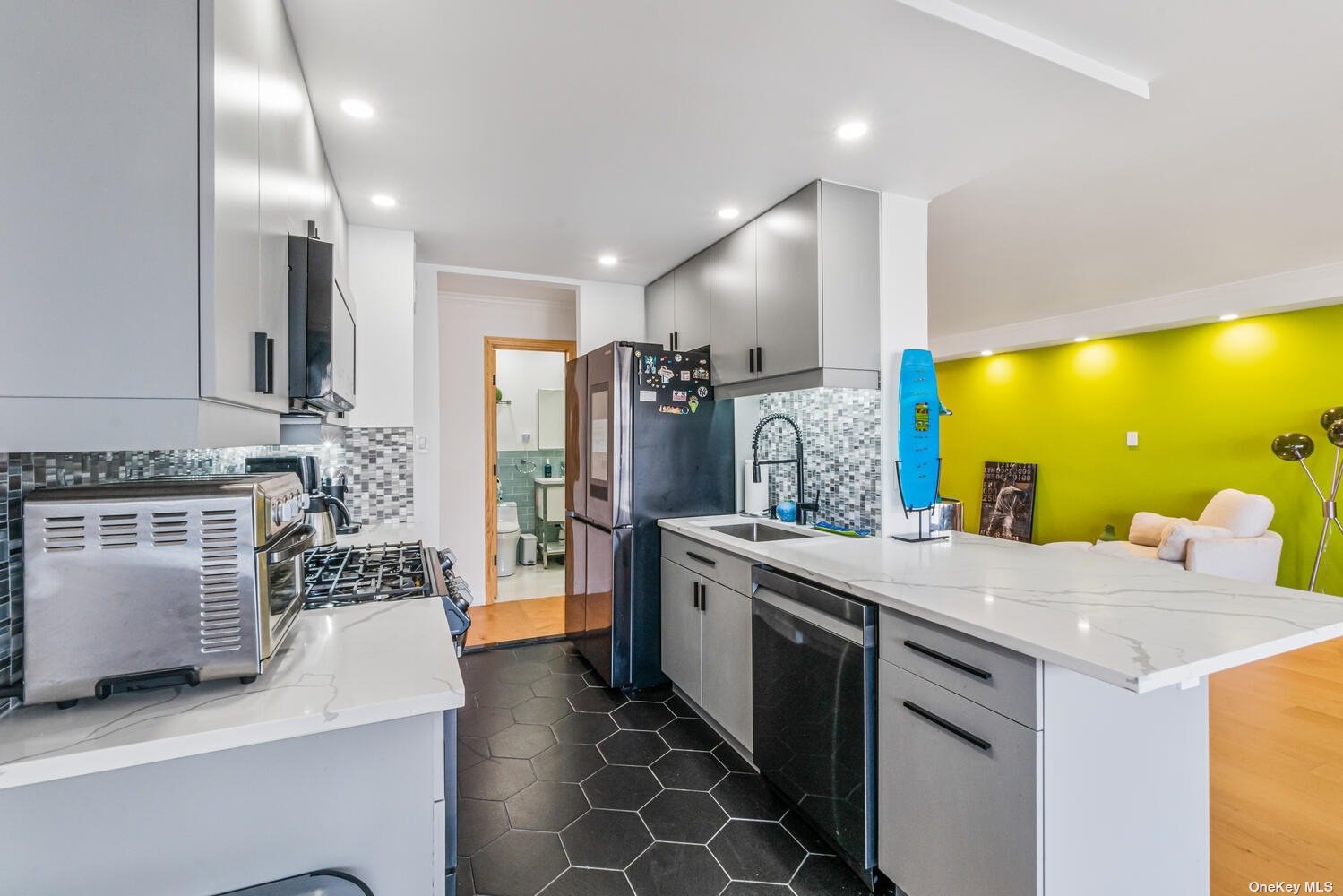 #1 photo, 18-05 215th Street, 皇后區 貝塞 Bayside , NY 11360