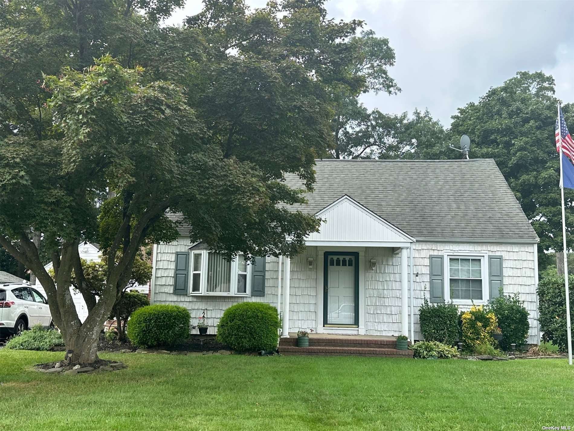 #1 photo, 8 Woodland Avenue, Holtsville , NY 11742