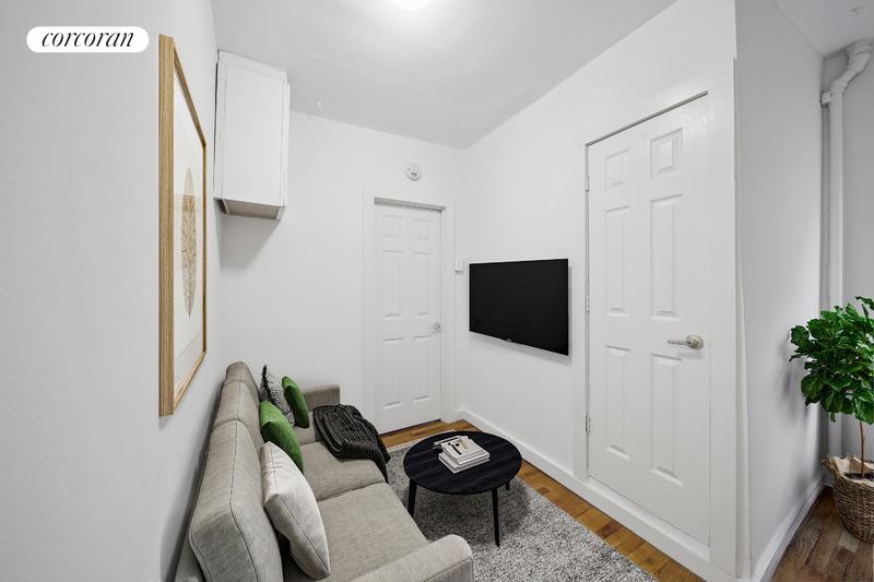 #1 photo, 242 E 10TH Street, 曼哈顿 东村区 East Village , NY 10003