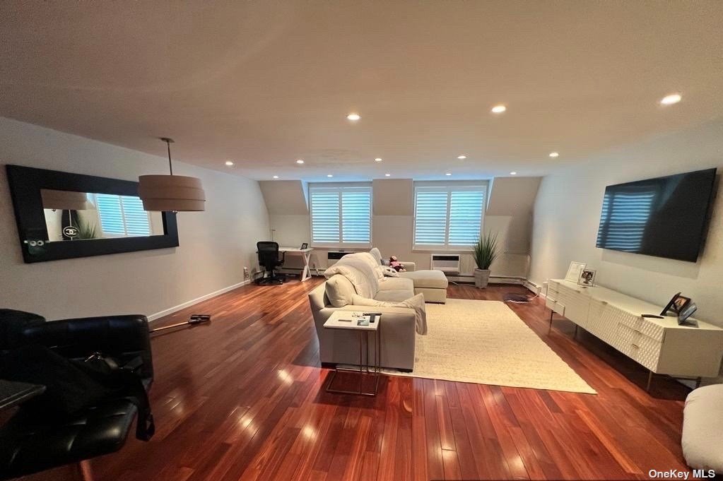 #1 photo, 207-30 Darren Drive, 뉴욕퀸즈 베이사이드 Bayside , NY 11360