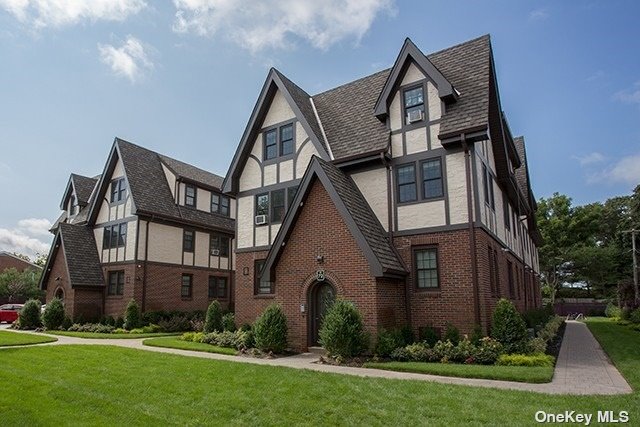 #1 photo, 74 South Clinton Avenue, 东长岛 海湾 Bay Shore , NY 11706