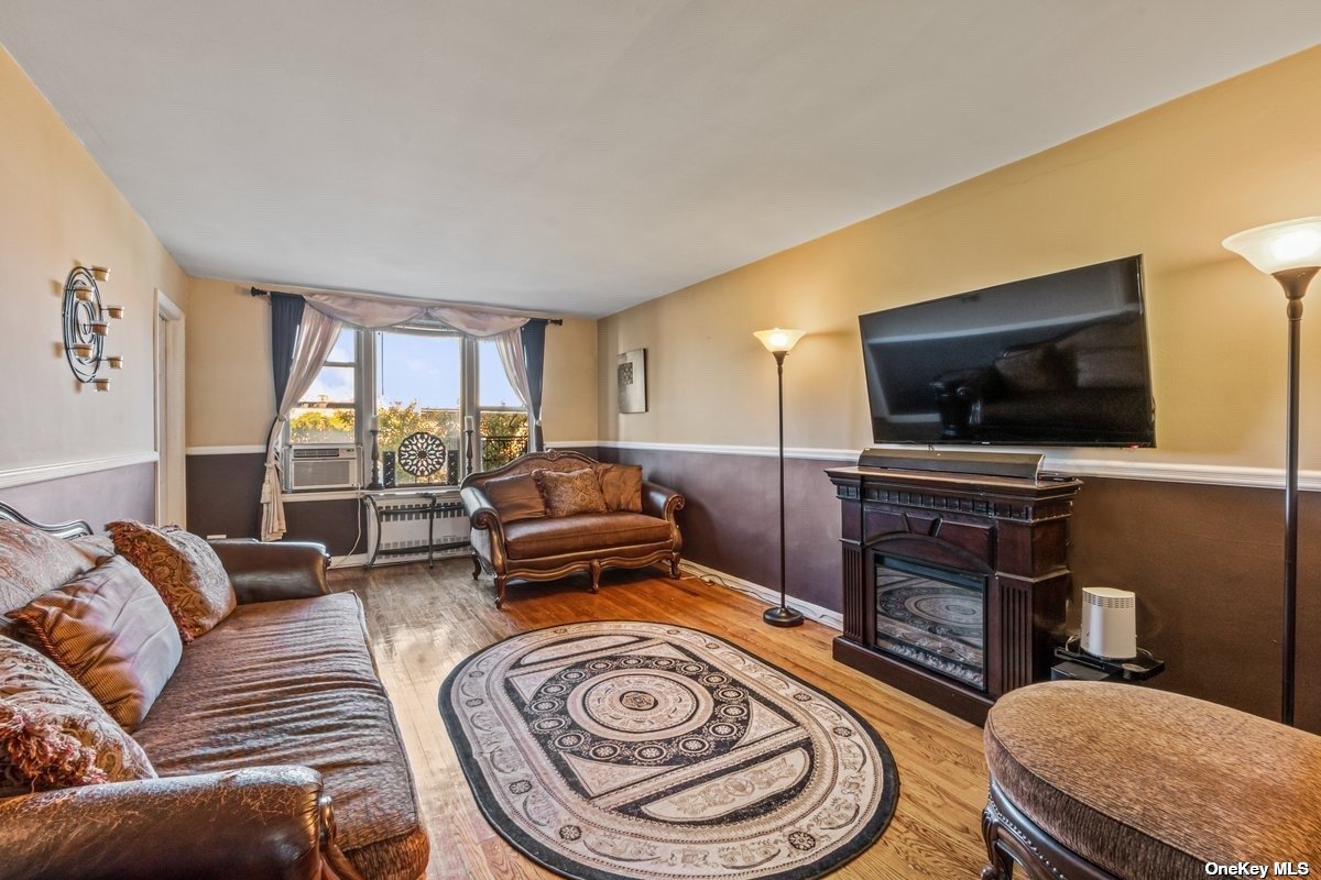 #1 photo, 83-37 St. James Avenue, 皇后区 艾姆赫斯特 Elmhurst , NY 11373