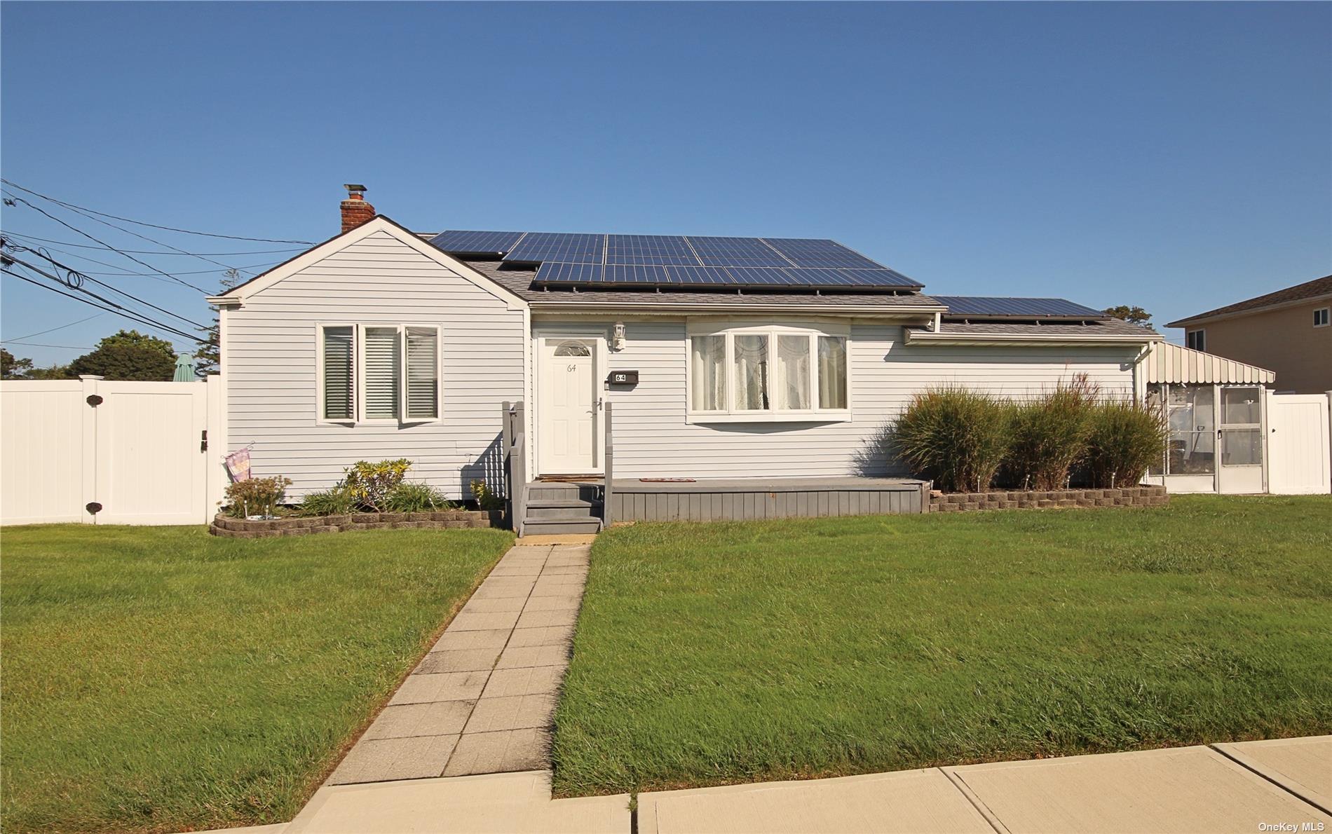 #1 photo, 64 W Granada Avenue, מחוז סאפוק Lindenhurst , NY 11757