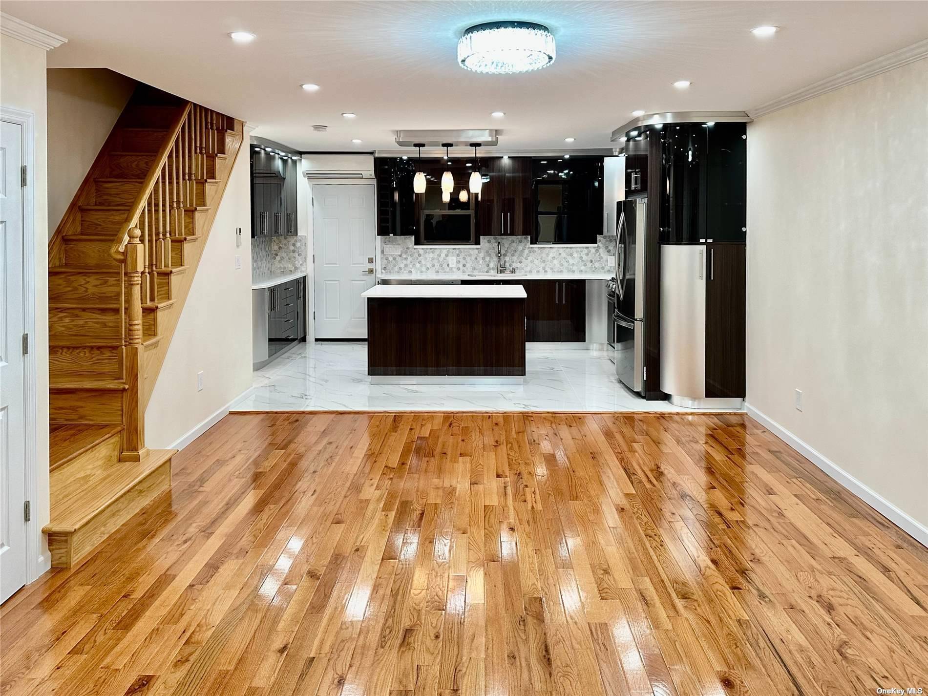 #1 photo, 99-11 Ascan Avenue, 皇后区 森林小丘 Forest Hills , NY 11375